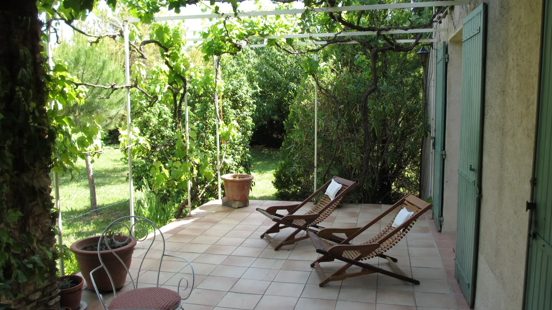 La terrasse sous tonnelle