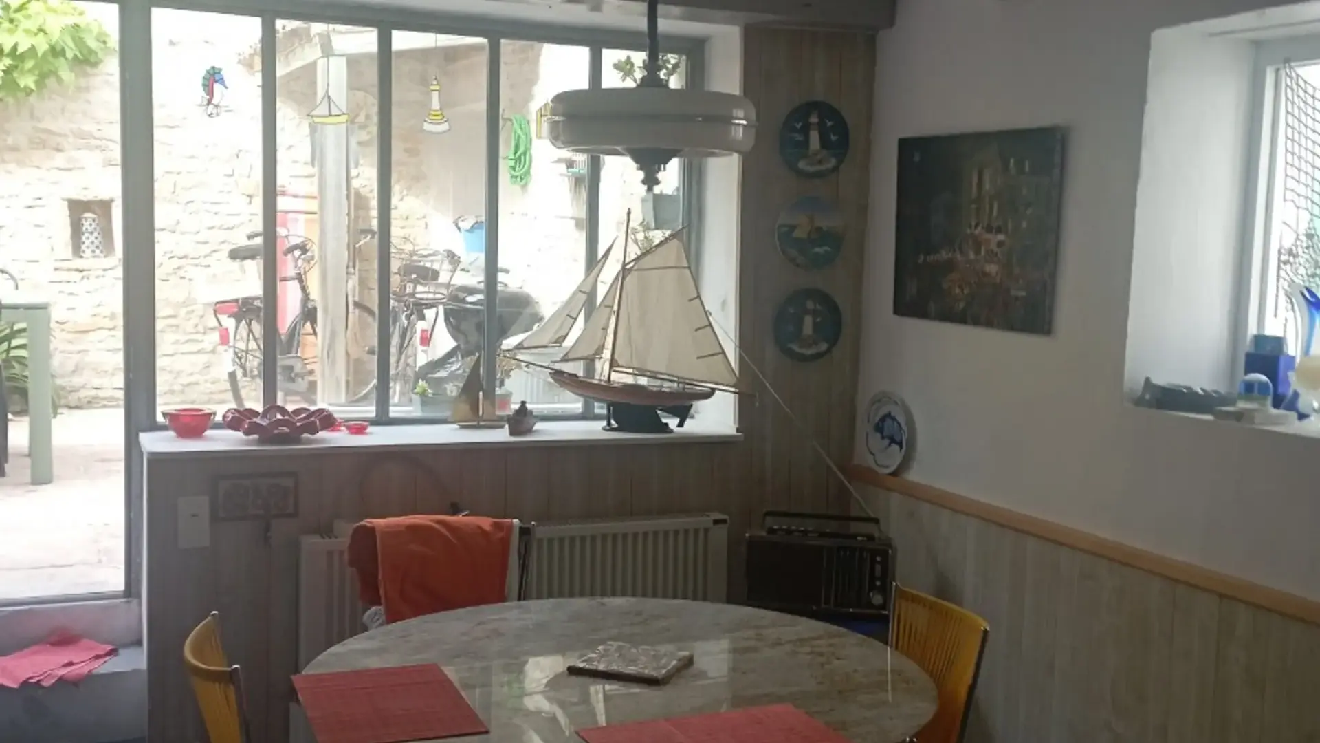 Table à manger et ouverture sur la cour