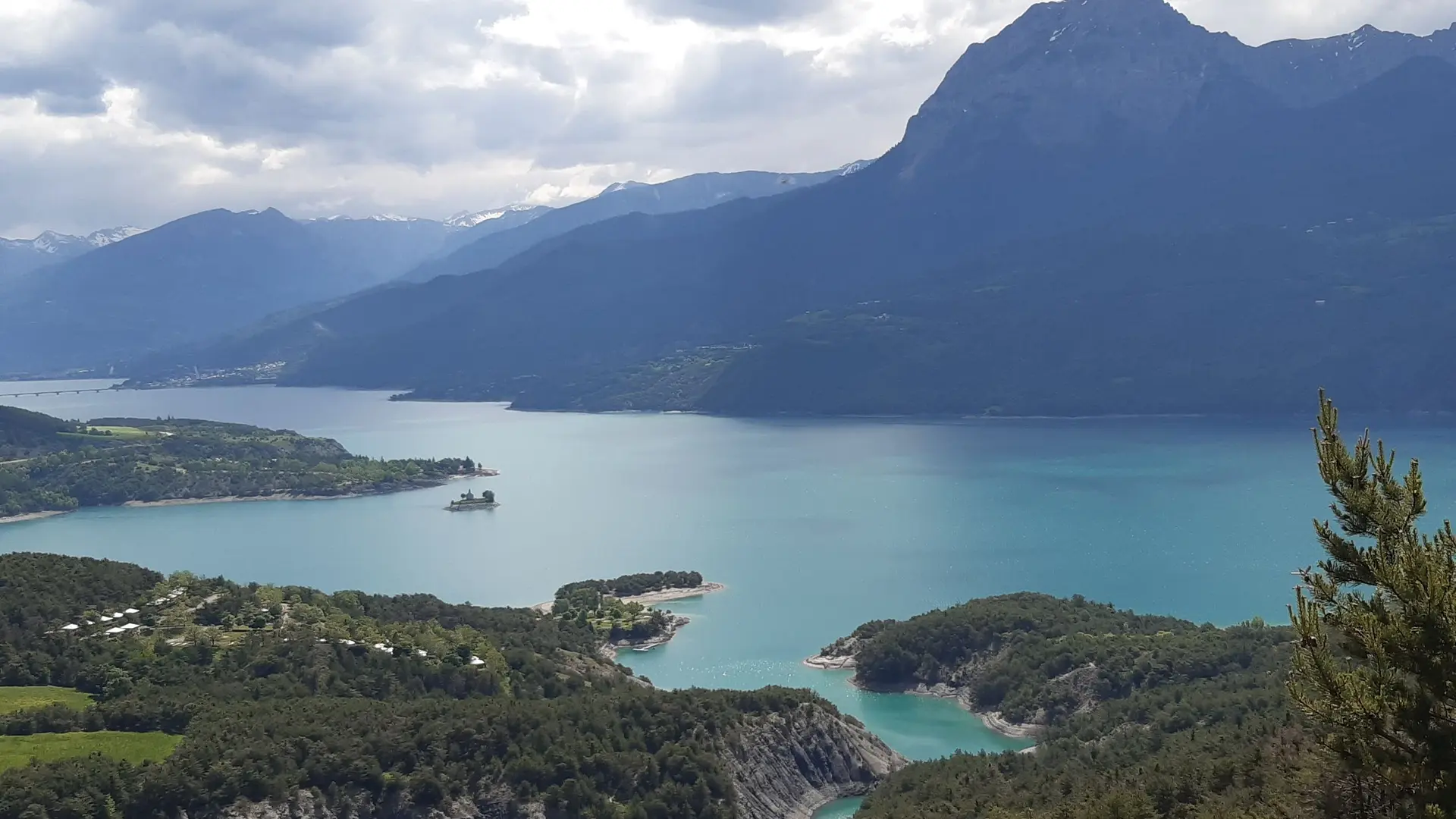 Le pic de Morgon en arrière plan du lac