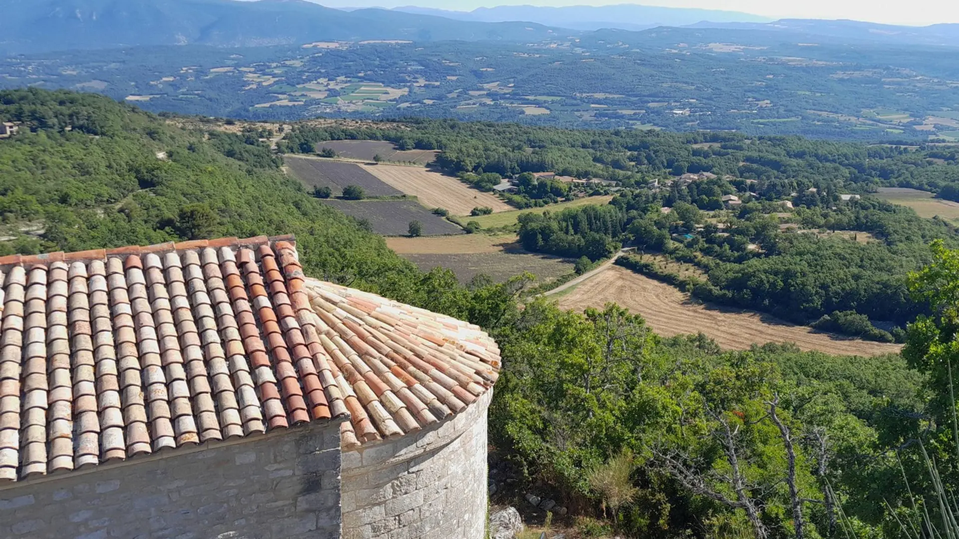 Chapelle Saint-Pierre et village d'Auribeau