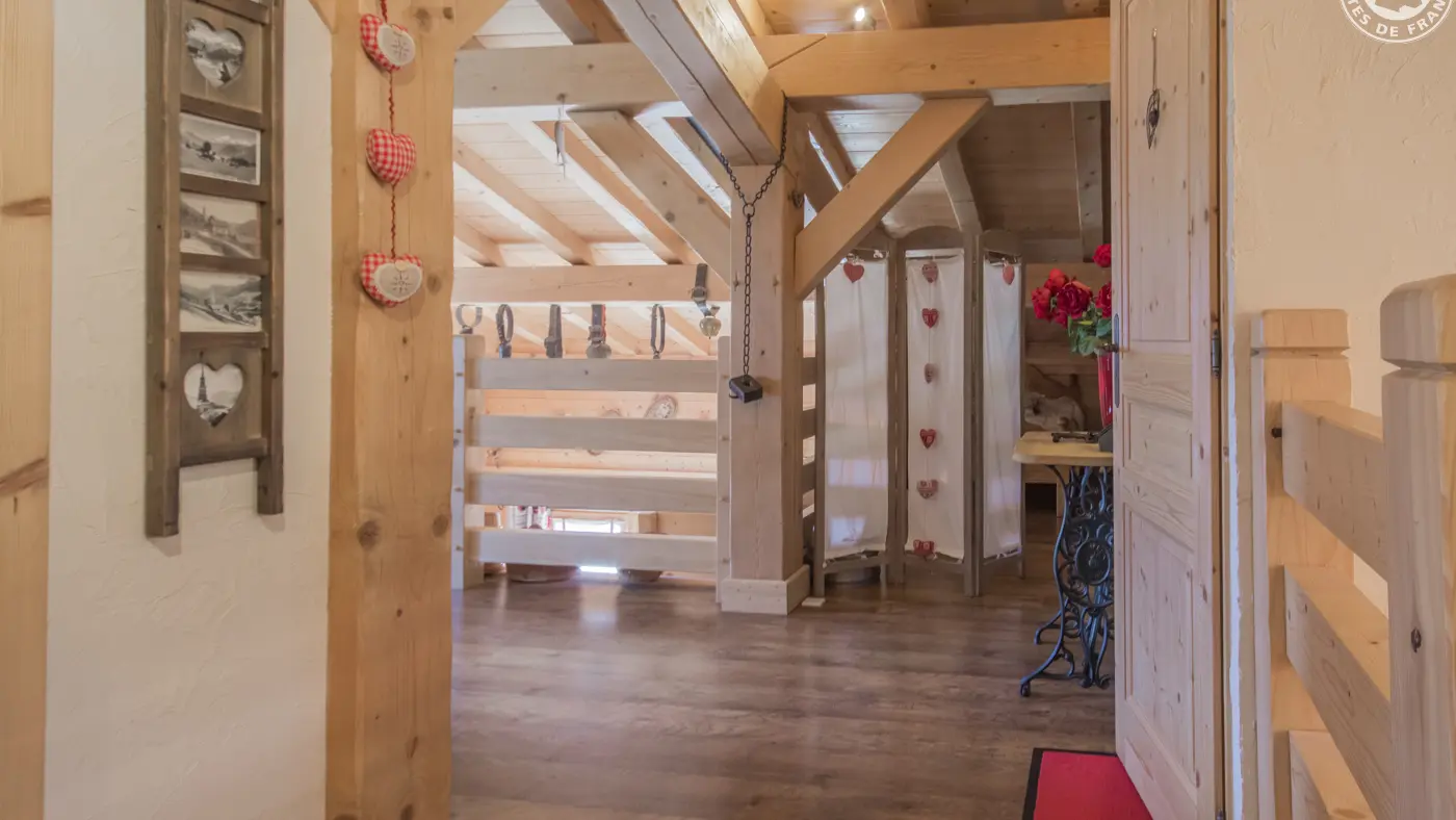 Mezzanine avec 3 lits 1 personne séparés par 2 paravents