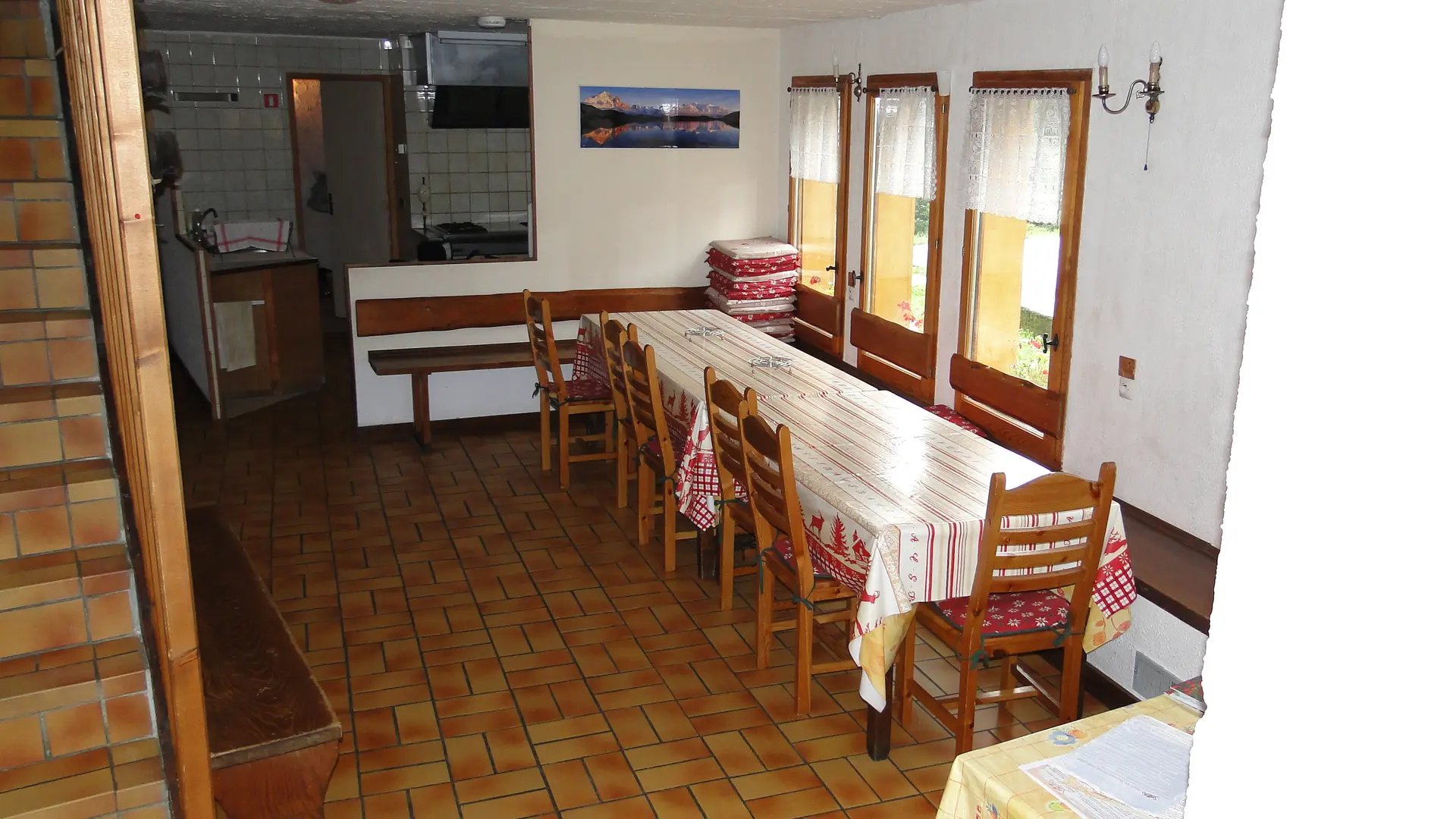 Vue sur la salle de séjour avec la table