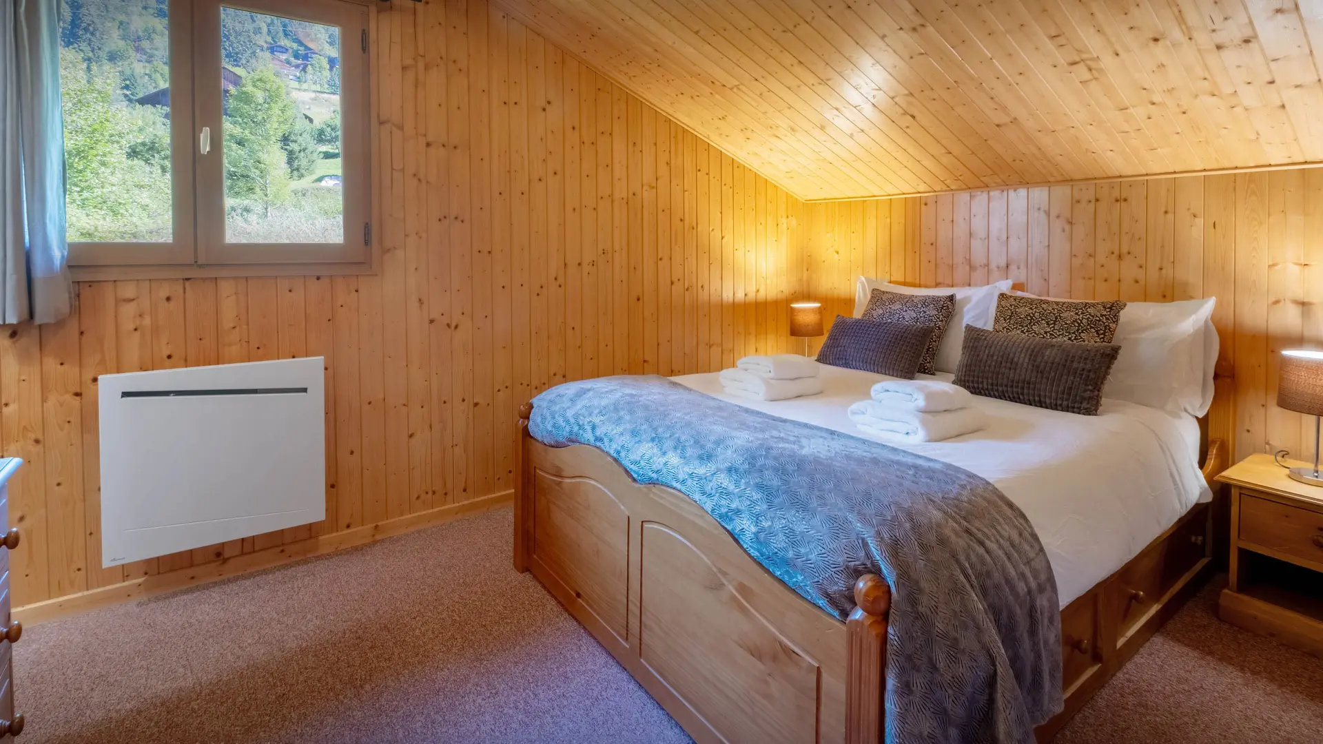 Chambre double mansardée avec fenêtre