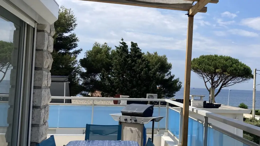 terrasse vue mer avec table et chaises ,barbecue