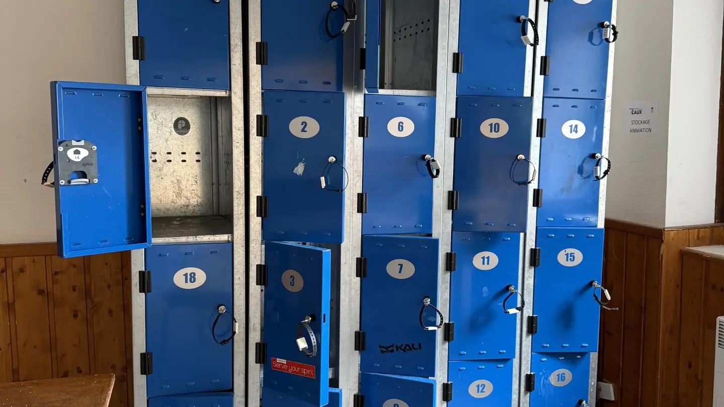 Casiers consignes dans la salle hors-sac du Pleynet