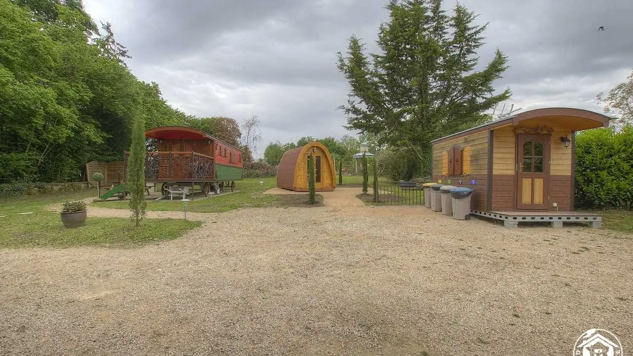La roulotte buanderie commune aux deux gîtes, est située sur votre droite.