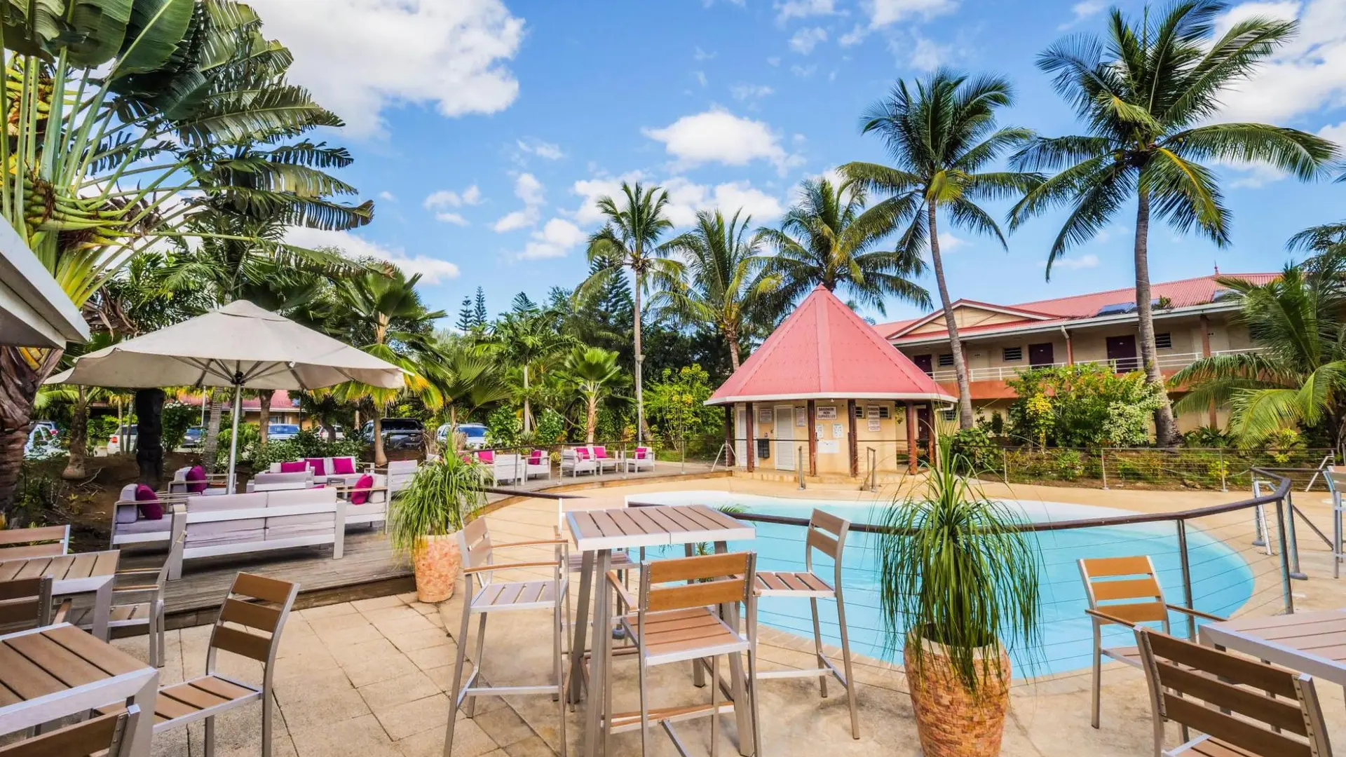 piscine, entrée, hôtel Koniambo, koné