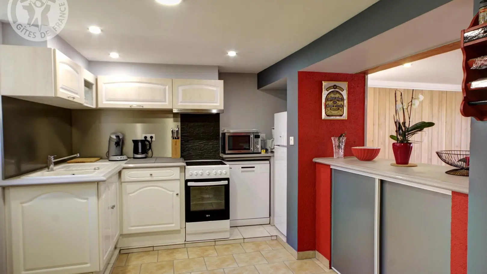 Cuisine ouverte sur le salon/salle à manger.