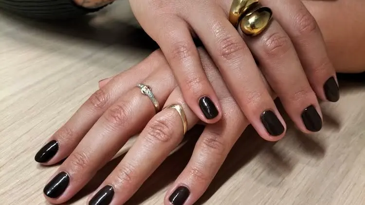 Schwarze Maniküre