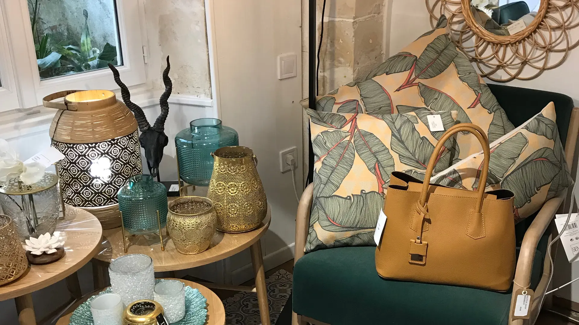 Coussins, fauteuil et tables basses