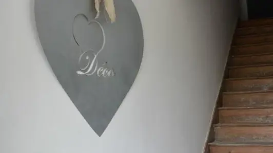Le hall d'entrée avec l'escalier pour accéder au gîte