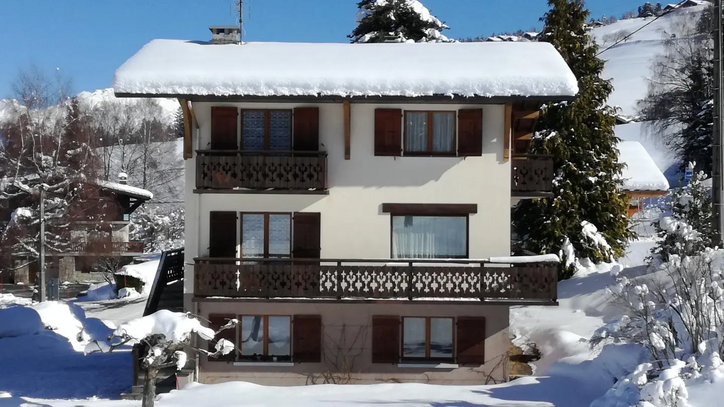 Chalet situé à 1000m d'altitude, d'accès facile en hiver et à proximité du domaine skiable La Princesse