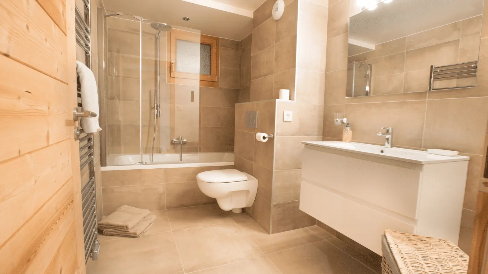 Salle de bains avec baignoire wc et grande vasque suspendu contemporaine confortable et spacieuse