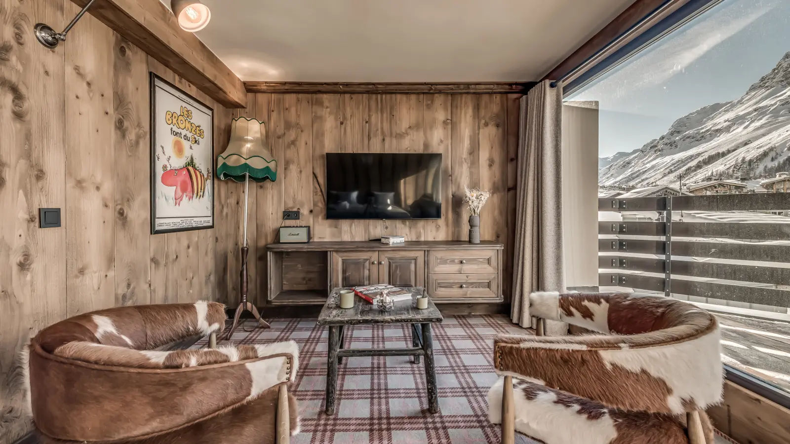 Salon Savoyard avec balcon et vue sur les montagnes_Hôtel Le Val d'Isère