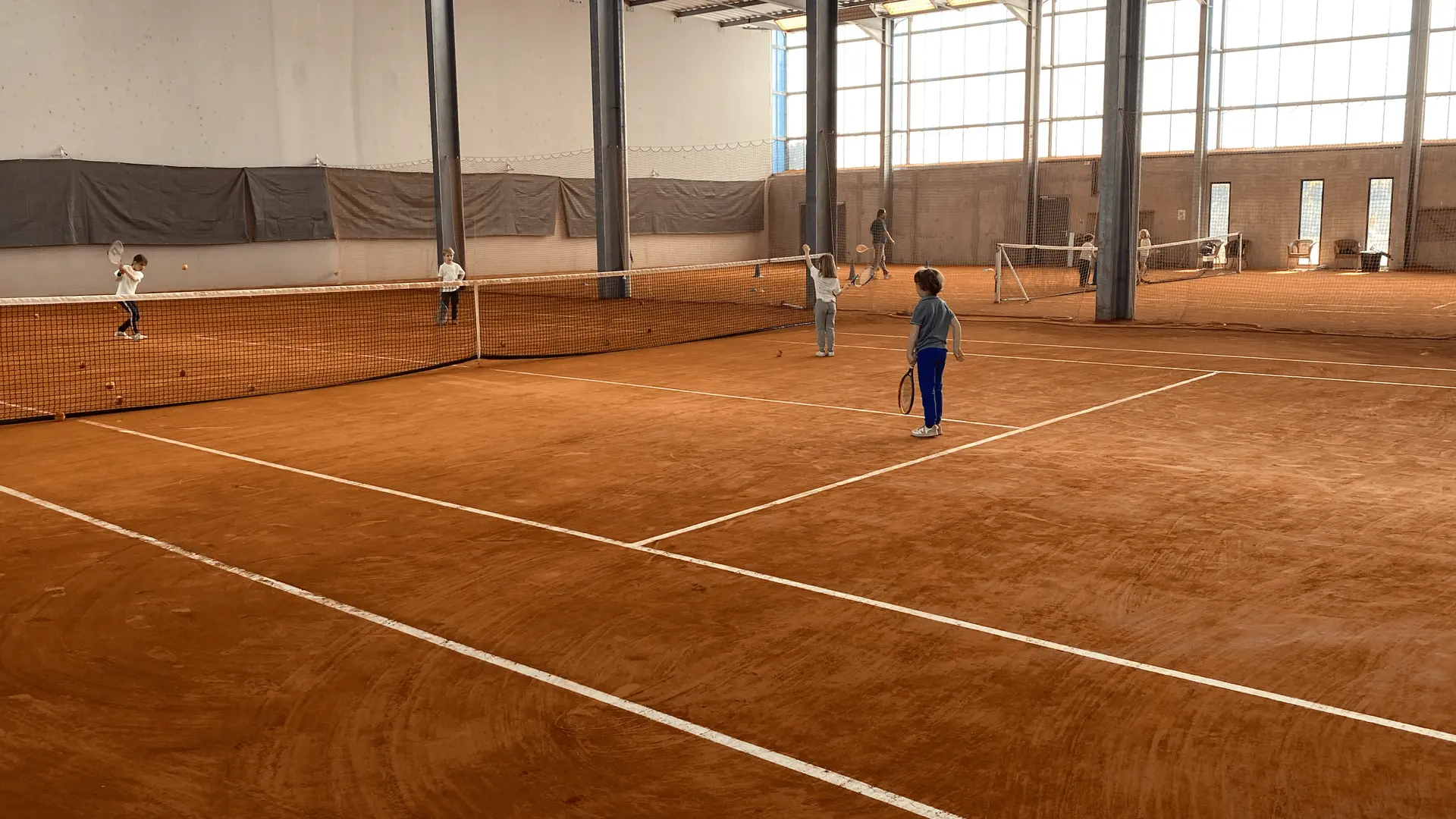 Infraestructuras cubiertas que permiten realizar prácticas durante todo el año.