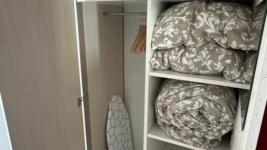 L'intérieur d'une armoire avec une couette.