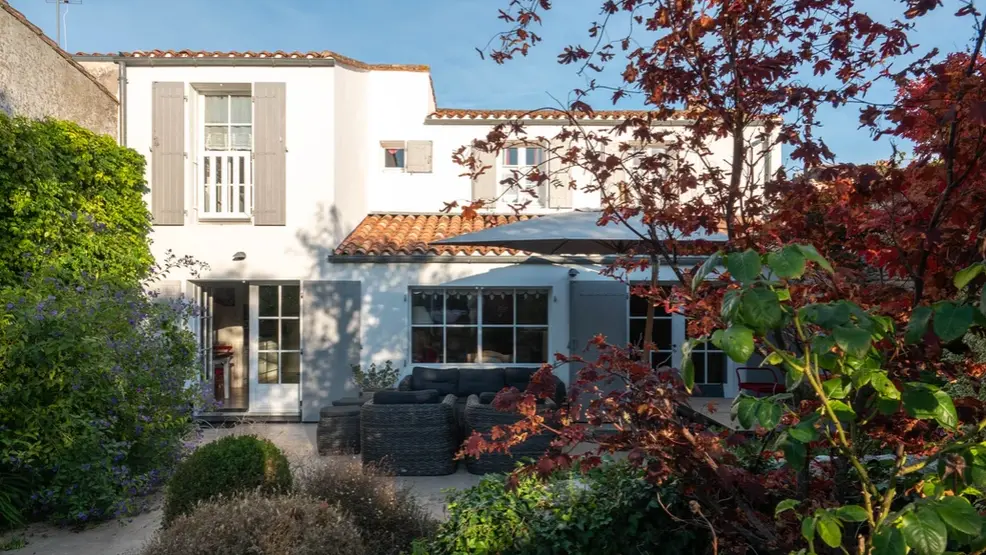 Vue de la maison depuis le jardin