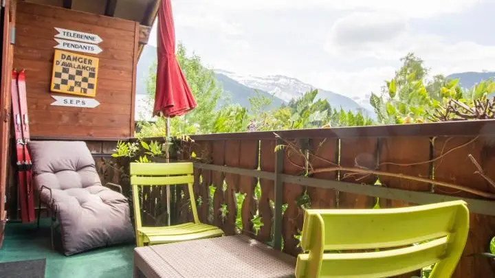 Balcon exposé au sud. Vue complétement dégagée