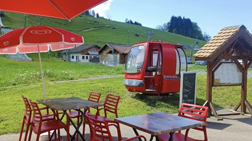 télécabine rouge en déco sur la terrasse en été