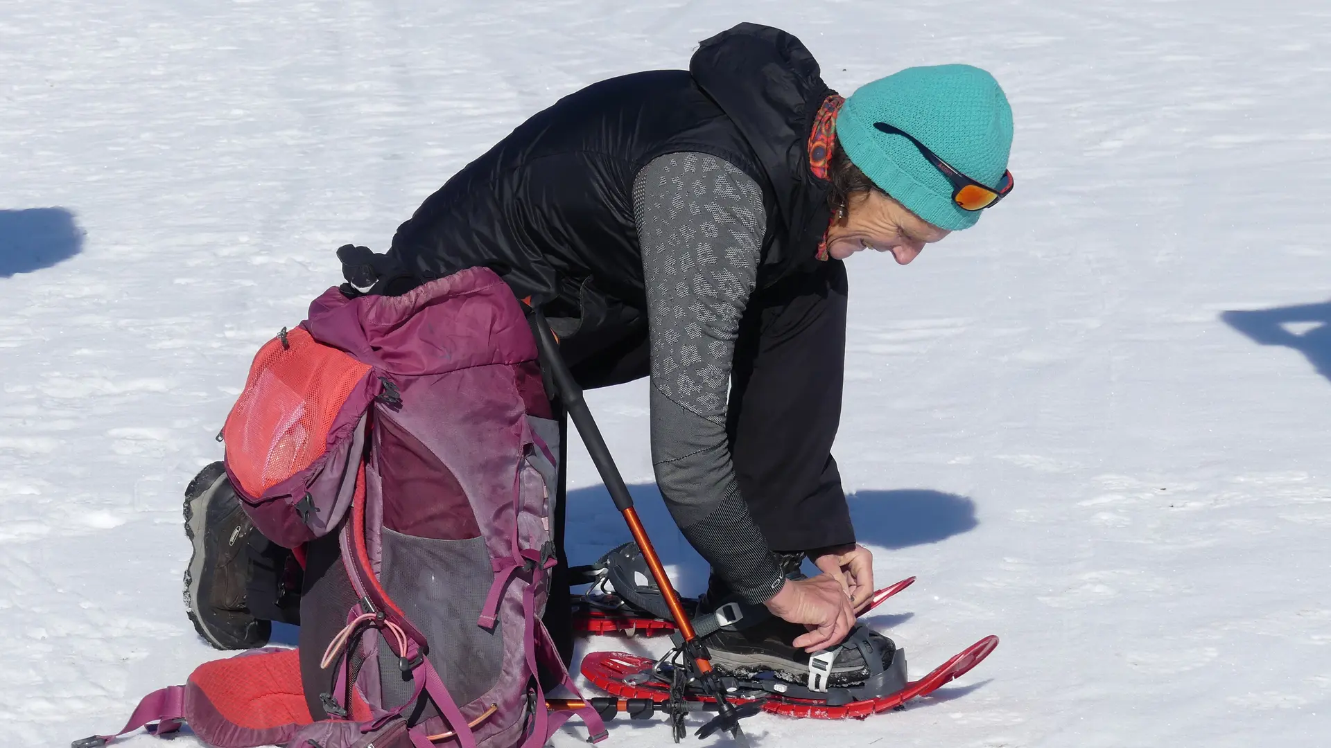 Geneviève qui s'équipe de raquettes