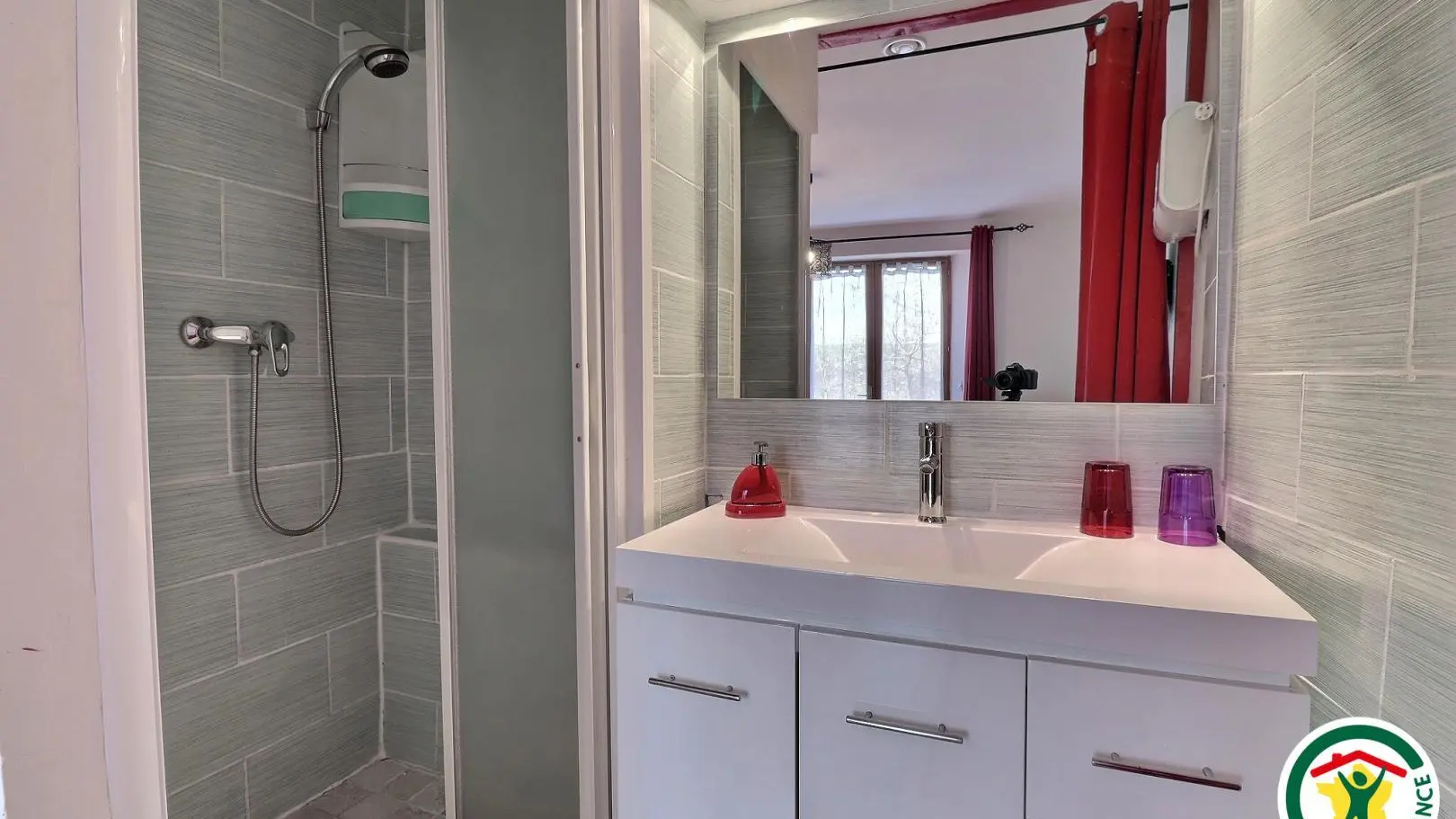 Douche (une marche) et lavabo, sèche-serviettes