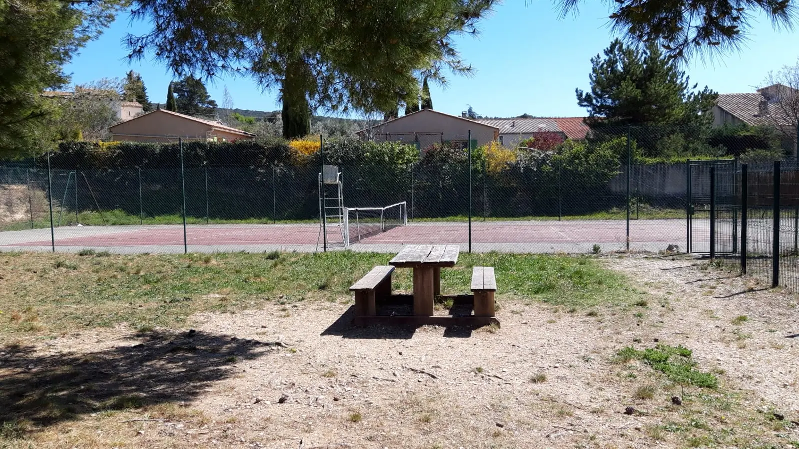 Table et terrain tennis