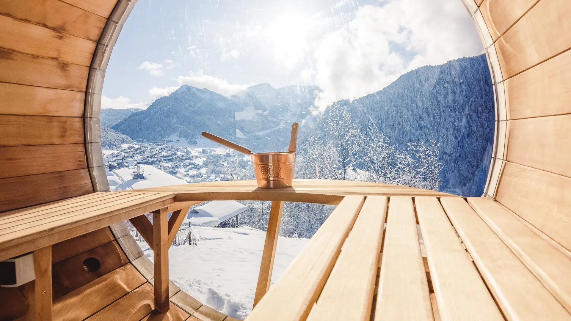 Sauna-extérieur-sur la vue monatgne-hiver_Chalet Le Spencer_Châtel