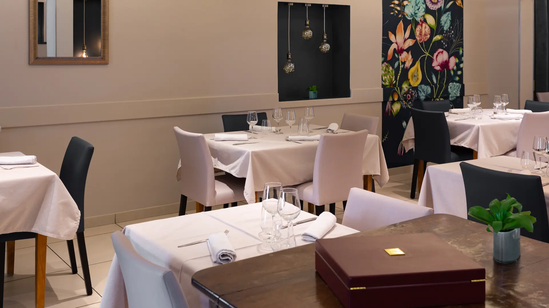 Tables en intérieur Restaurant Versaud Viriat