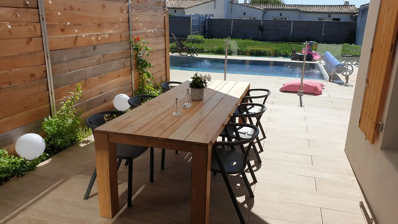 Terrasse avec vue sur la piscine et le jardin