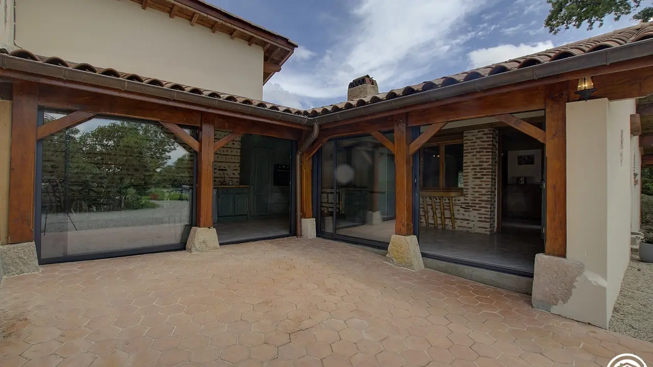 Terrasse accessible depuis la cuisine.