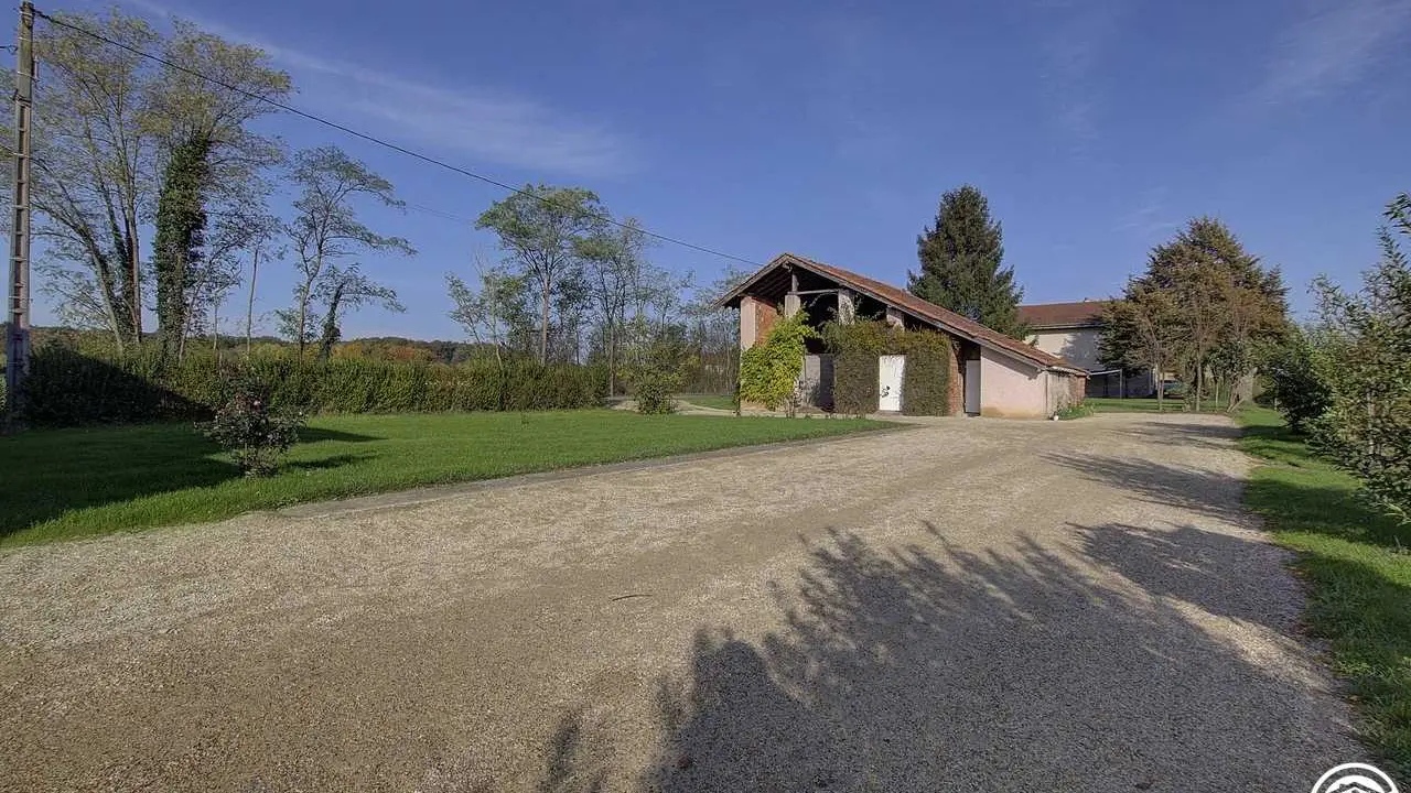 Vue depuis la terrasse du gîte, sur une annexe pour recevoir les vélos.