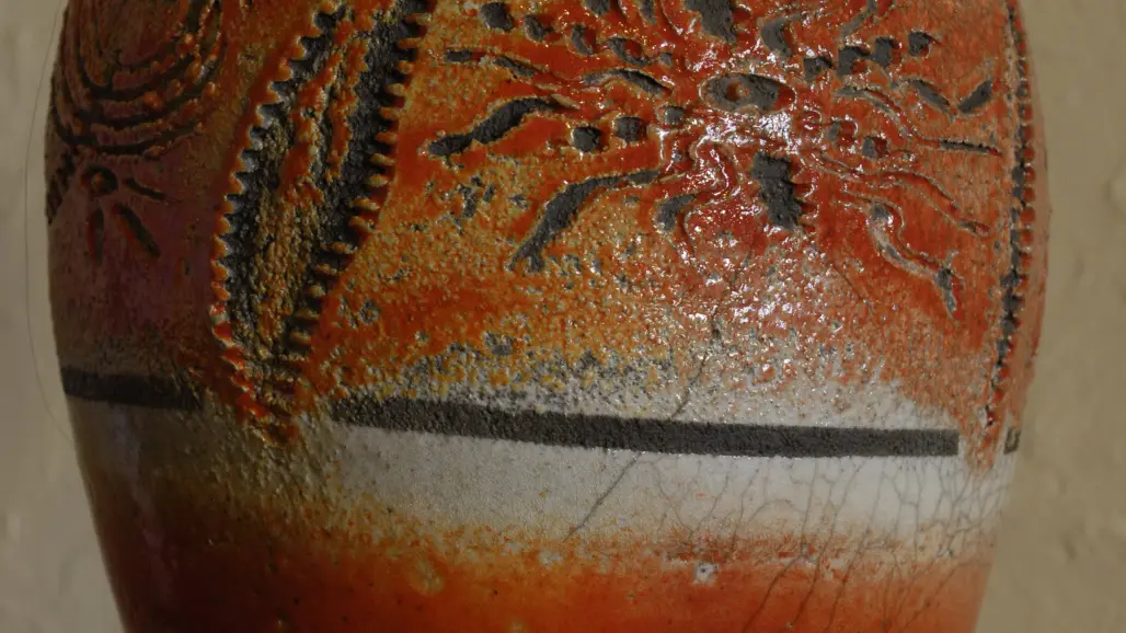 Vase sgraffité rouge h~30cm