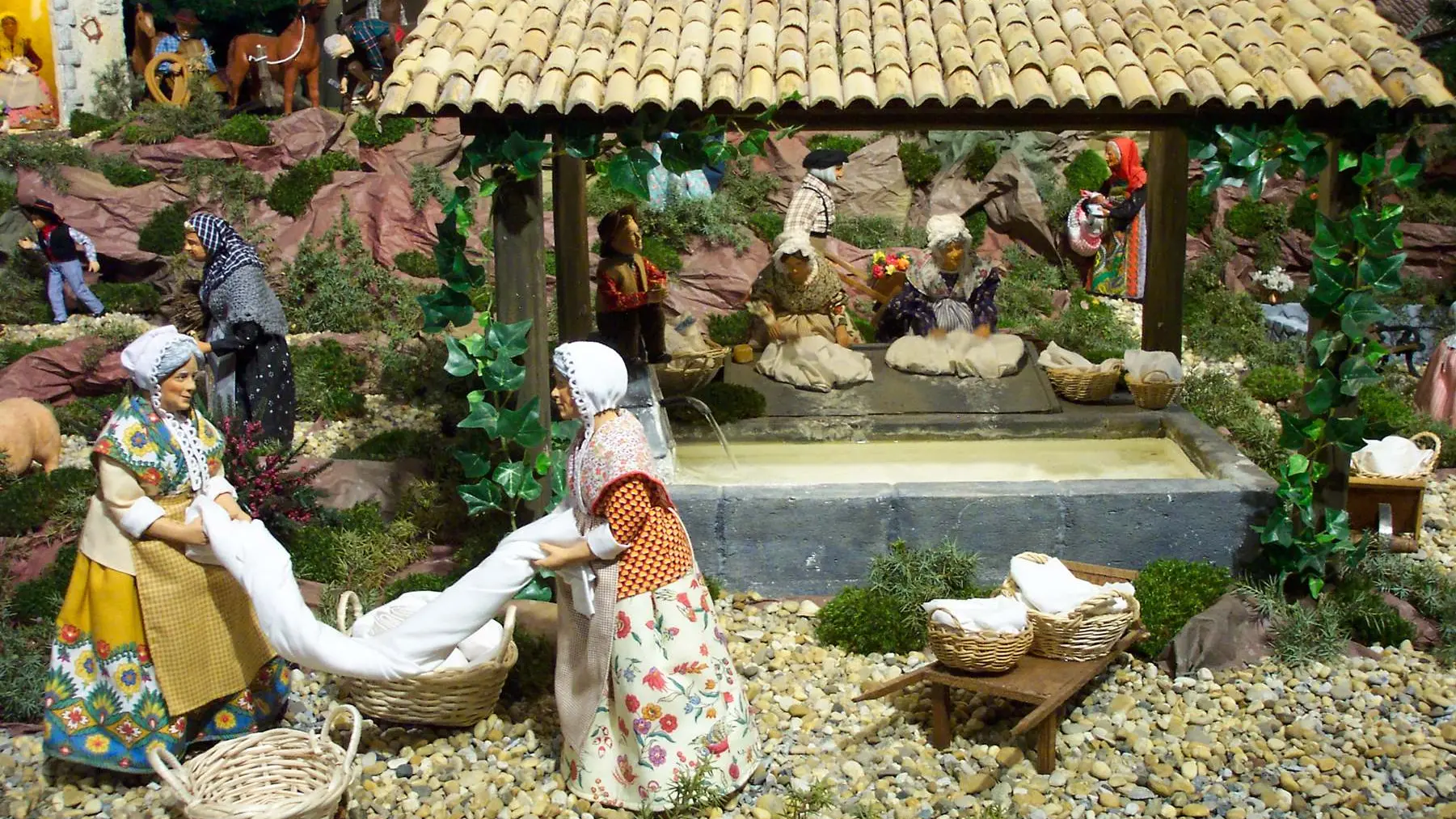Dans un décor composé de plus de 30 structures architecturales, : découvrez le petit monde des santons de provence à Vassieux en Vercors