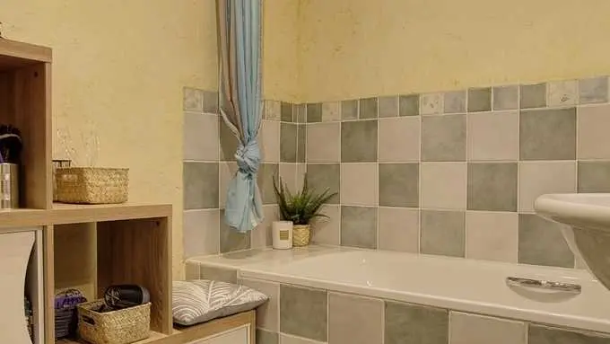 plongez dans la baignoire de la salle de bain du 1er niveau
