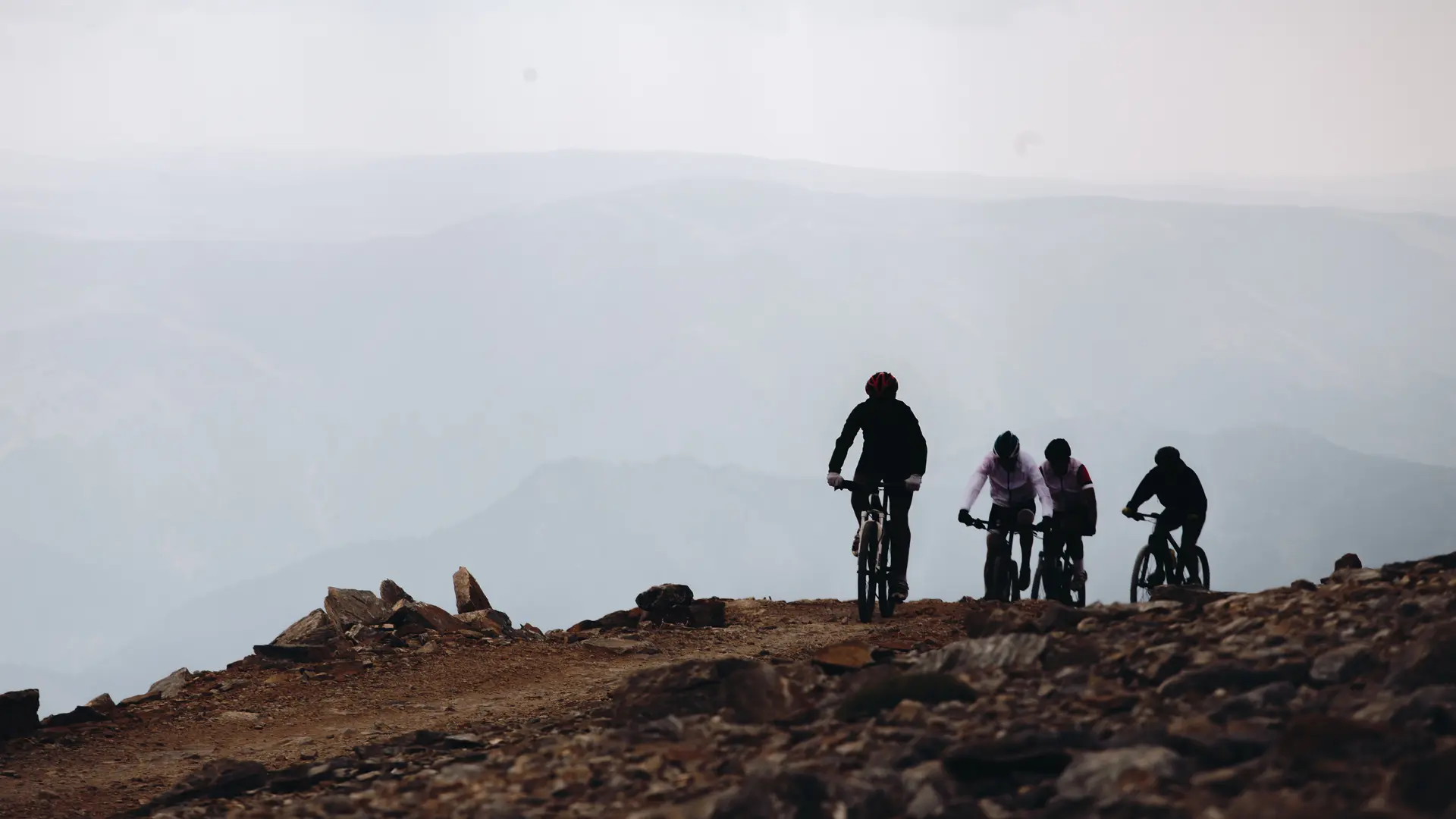Groupe d'amis en VTT dans la montagne