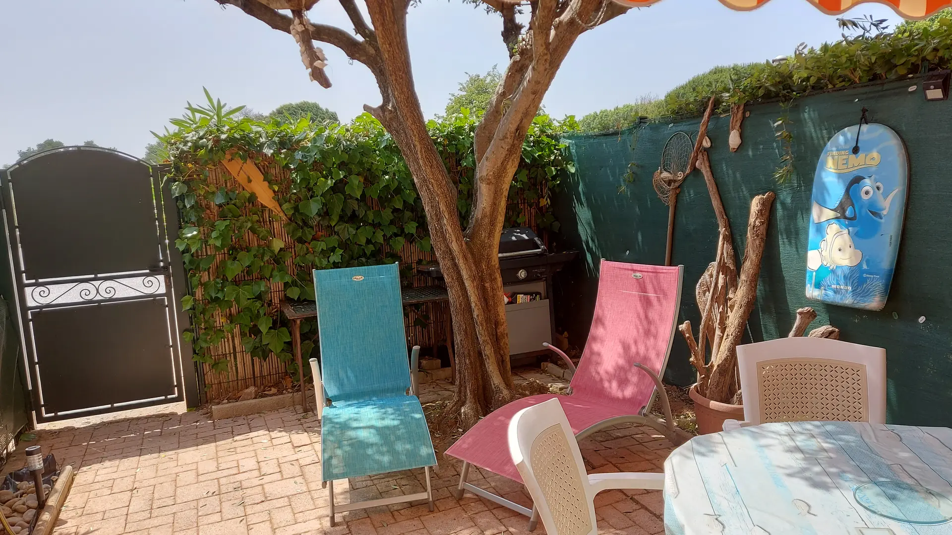 Coin barbecue chaises longues