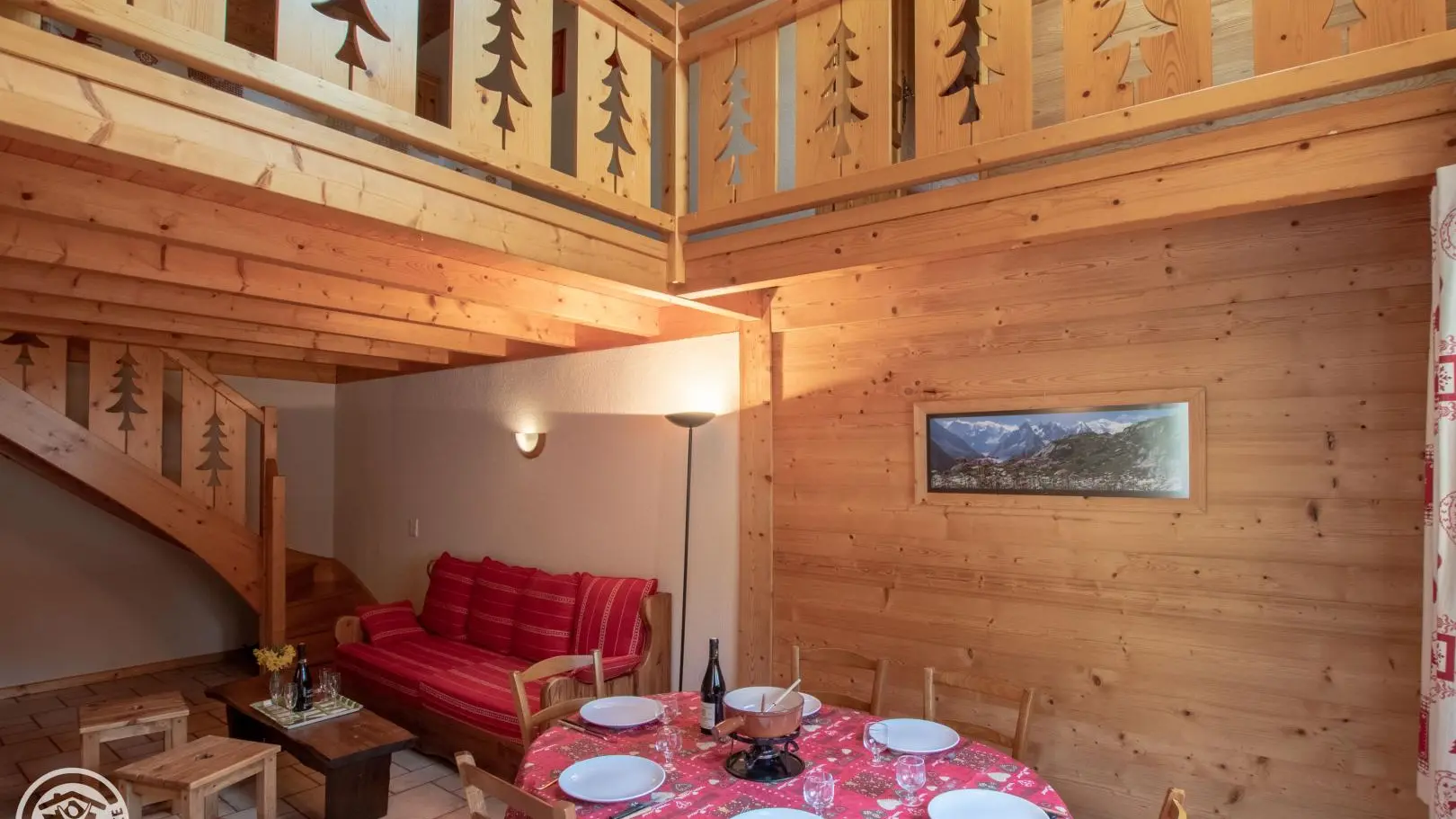 Séjour. Mezzanine au dessus.