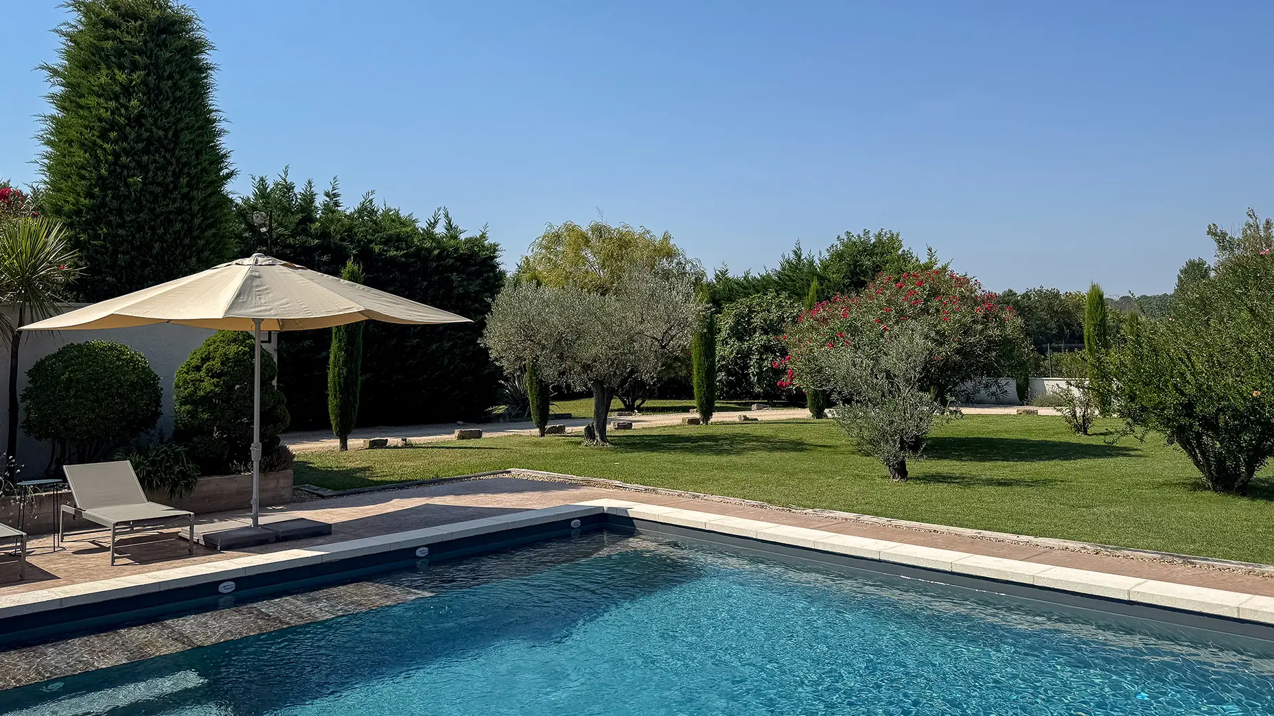 Vue exterieure du mas avec la piscine