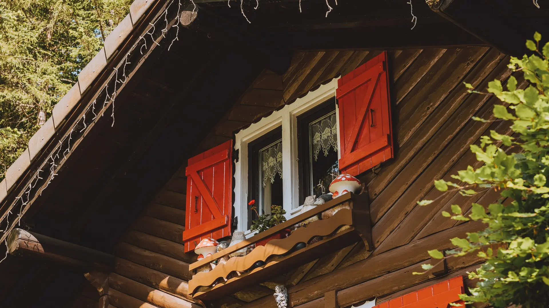 vue sur fenêtre de la chambre à l'étage