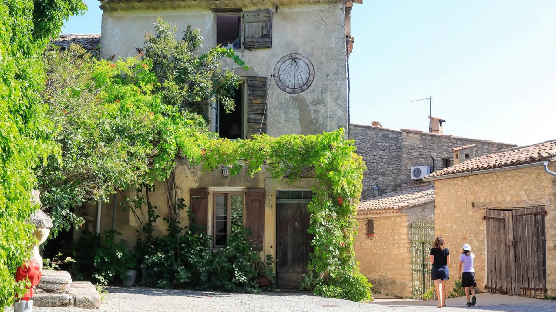 Auribeau, place de la Fontaine