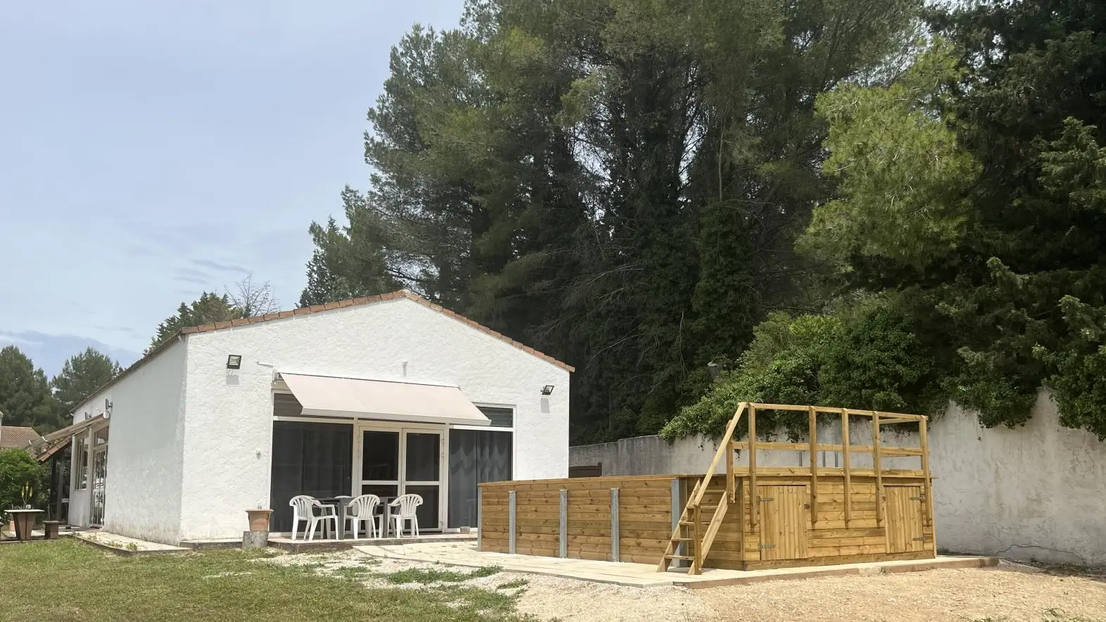 Nouvelle piscine hors sol en bois avec traitement de l'eau au sel