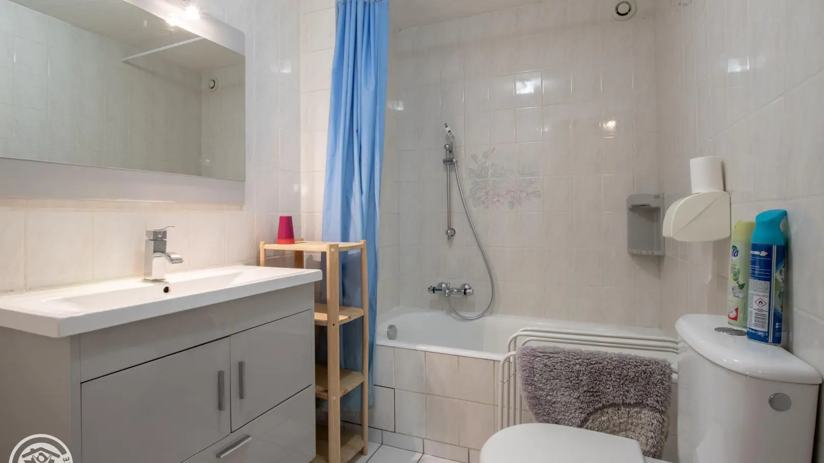 Salle de bain / wc au niveau principal.