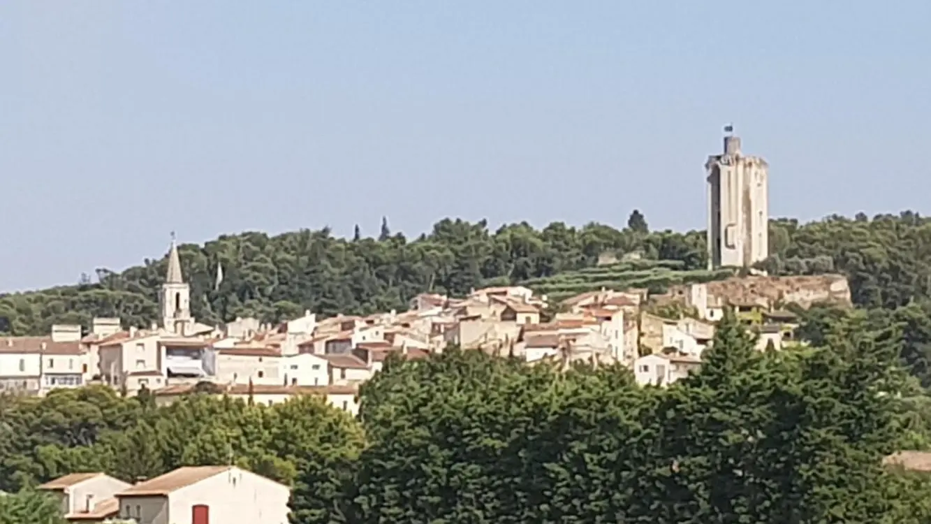 Le village de Barbentane lové contre la Montagnette, vu de l'Ouest