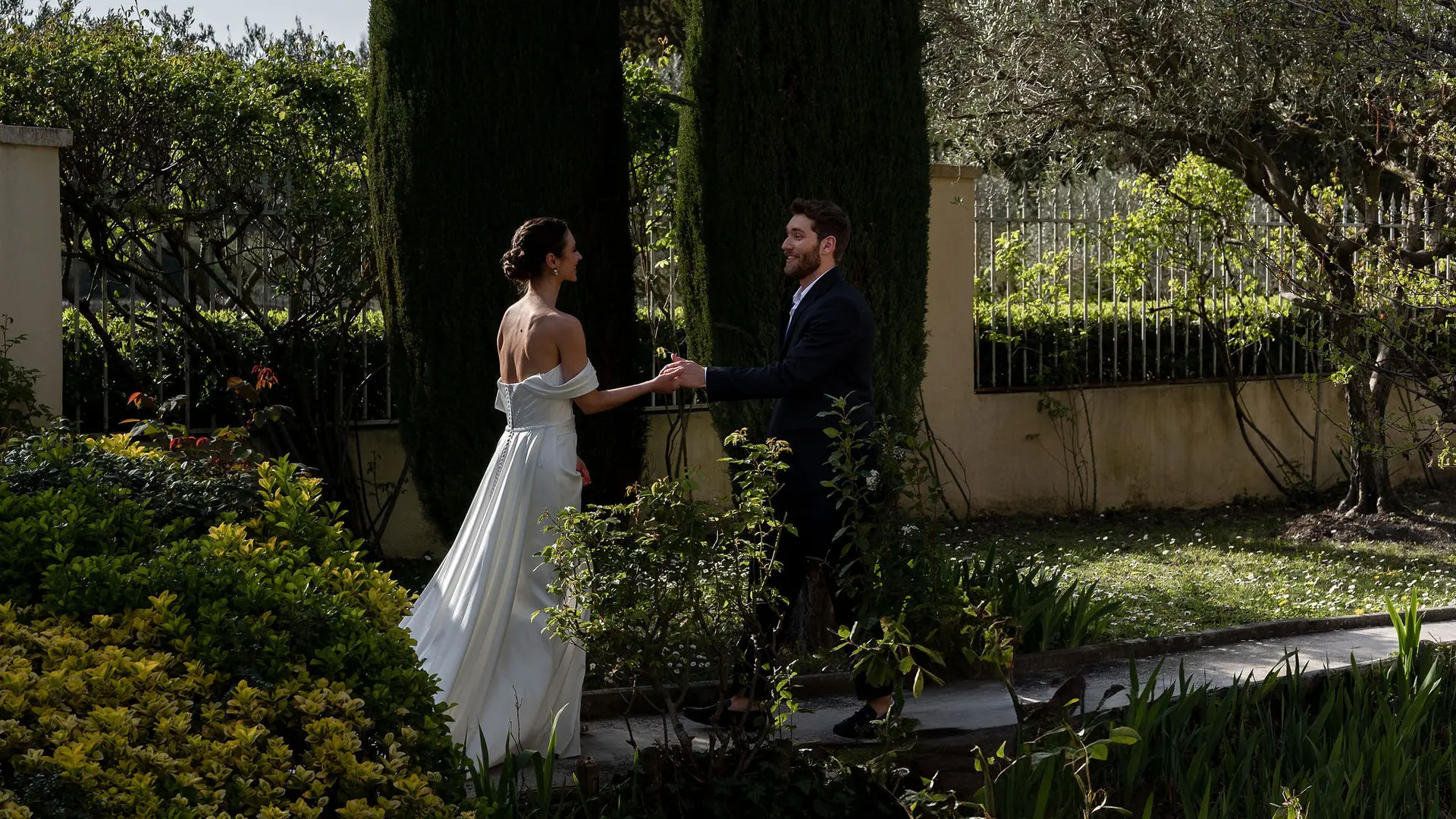 Couple de jeunes mariés