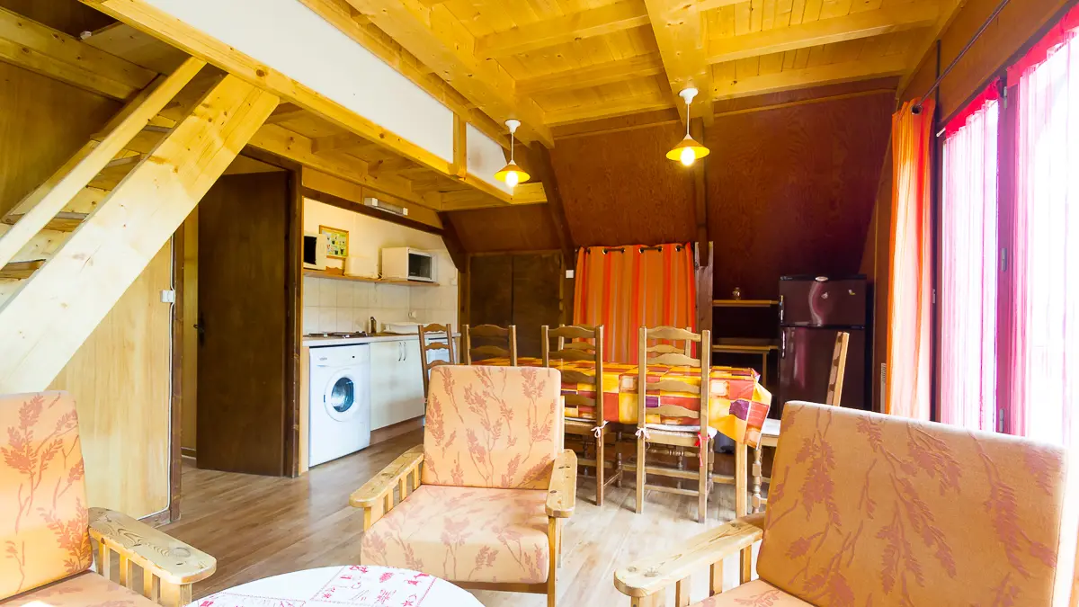 Salon, espace repas & cuisine ouvrant sur la terrasse.