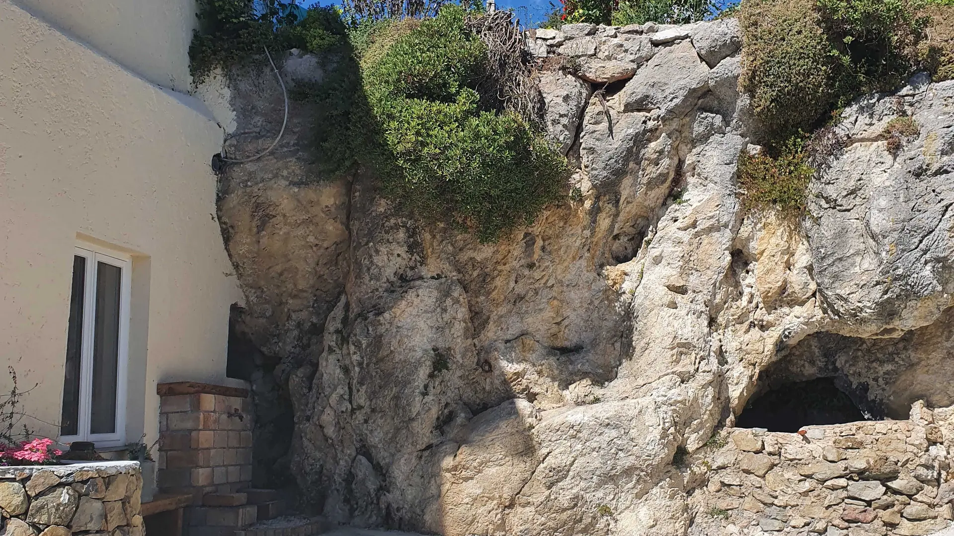 Joyanna-Parking-Touët-de-l'Escarène-Gîtes de France des Alpes-Maritimes