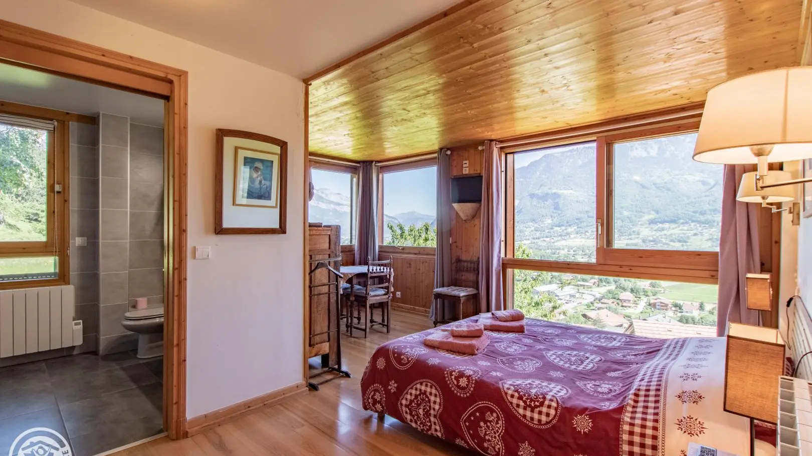 Chambre panoramique (rdc) lit en 160cms et salle de bain privative avec grande douche italienne.