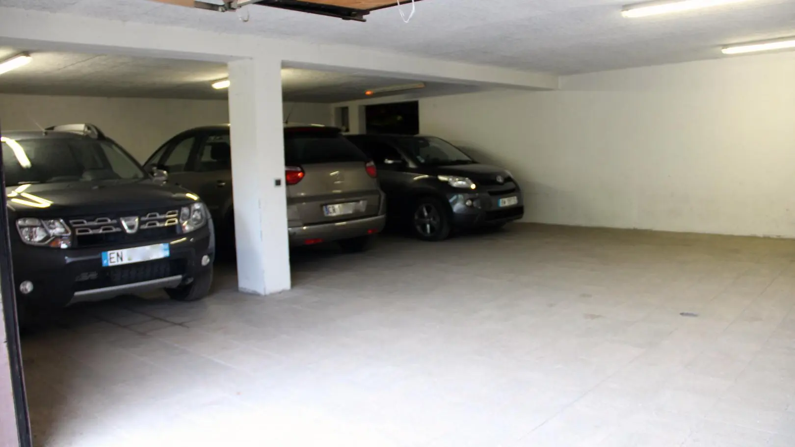 Garage commun avec une place par appartement