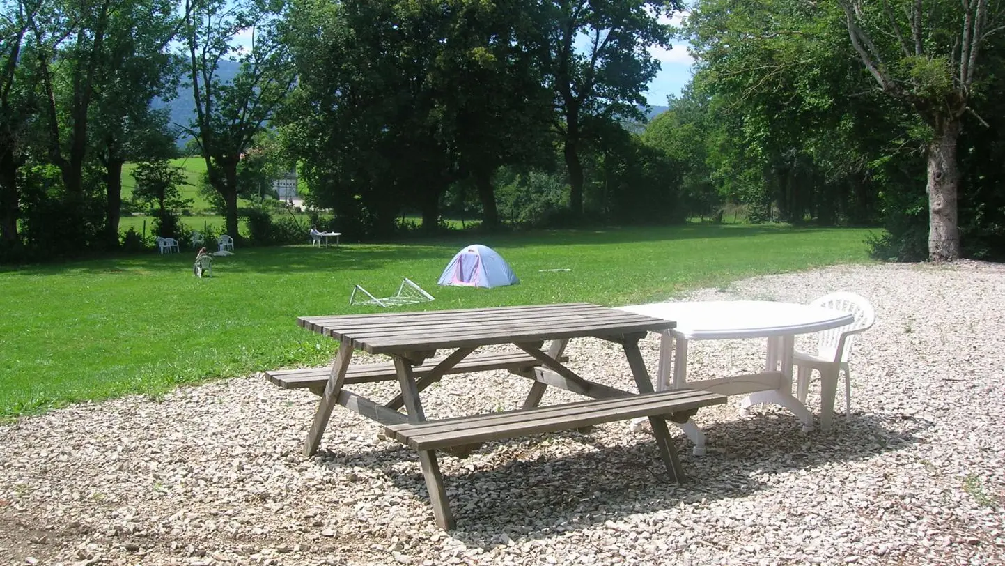 table extérieur,barbecue et terrain à disposition