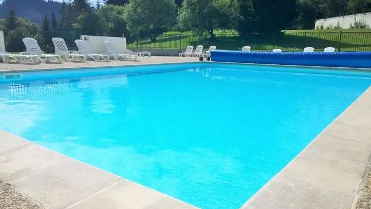 Piscine de la résidence en été